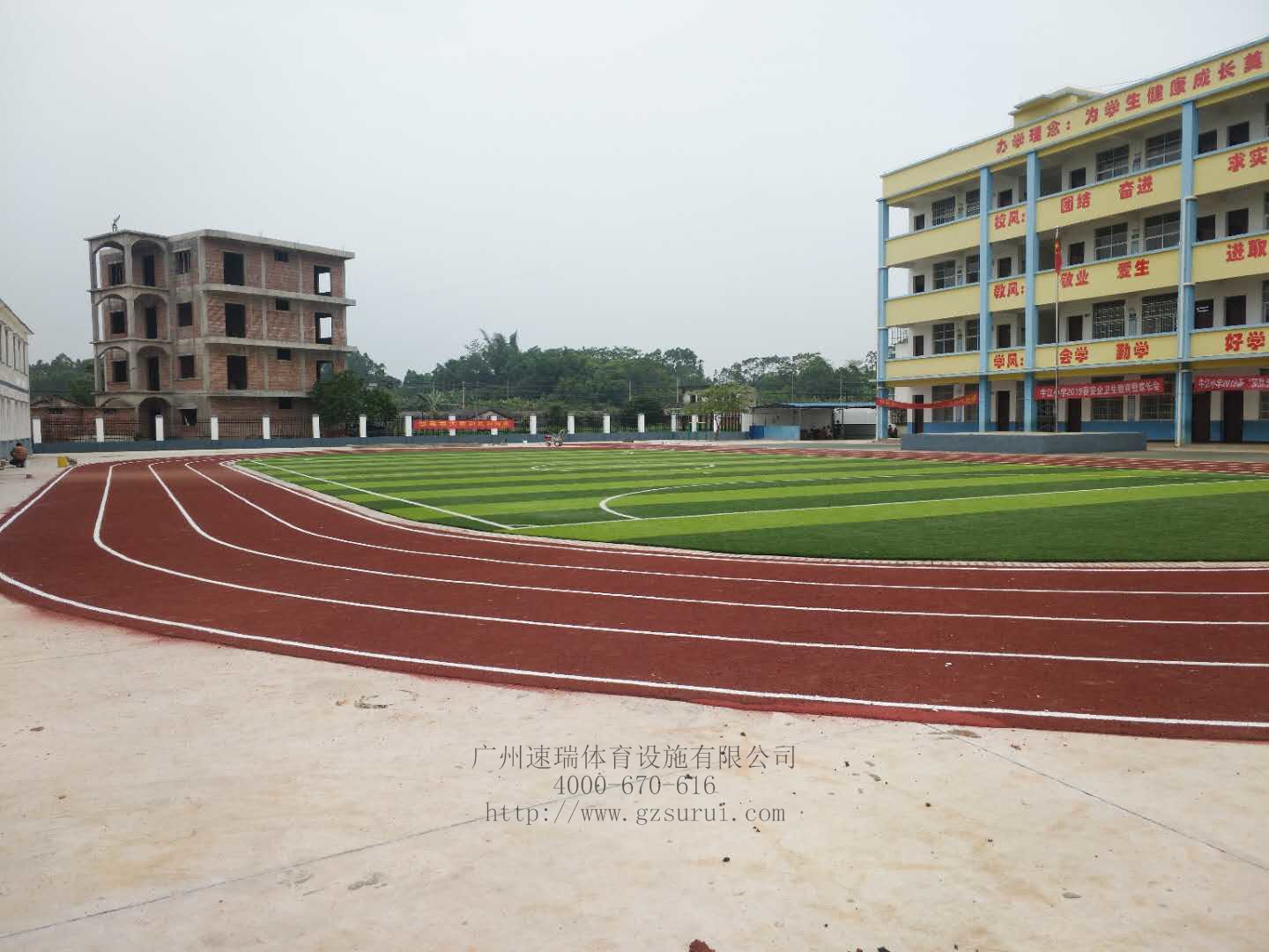 廣西欽州某小學(xué)透氣型塑膠跑道面層場(chǎng)地竣工“速瑞體育”